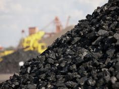 K uzavření globální dohody o fosilních palivech vyzývá 100 nobelistů i Dalajláma