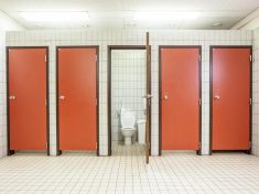Kterou kabinku si vyberete na veřejných záchodcích? Pozor na tu prostřední