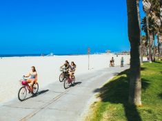 Trend cyklistů v ulicích jde nahoru i v Los Angeles. V Praze je ale ještě výraznější
