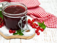 Co si zavařit v červenci? Třeba sirup z červeného rybízu!