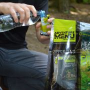 Adventure menu, které máte k dispozici v první lekci kurzu přežití je zcela bez konzervantů, přesto však vydrží až 3 roky. Díky samoohřevnému systému jej ohřejete kdykoli a kdekoli během dvanácti minut. Jedete na výlet pod stan nebo se zkrátka nechcete zdržovat s vařením? Mrkněte na www.adventuremenu.cz a vybírejte z několika druhů jídel. Na své si přijdou i vegetariáni.