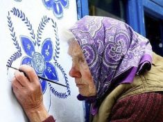 Tato devadesátiletá Češka vytváří z domů neuvěřitelná umělecká díla