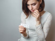 Život dnešních teenagerů v kostce: Méně drog, více depresí a léků