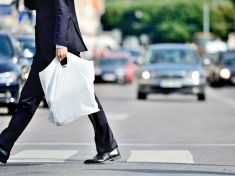 Pytlíky jsou „out“: Od síťovky k igelitce a zase zpět