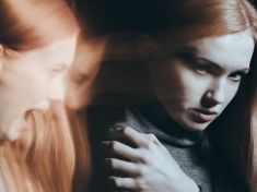 Hlasy v hlavě občas slýcháme všichni. Kdy už může jít o schizofrenii?