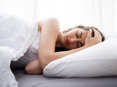 Pokud špatně spíte, zkuste chmel, melatonin nebo dotykovou terapii