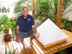 Inženýr z Postoupek chtěl zjistit, co umějí, pyramidy. Tak si jich pár postavil