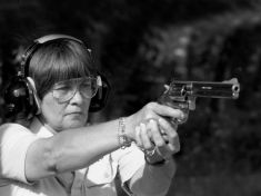 O babičce s koltem za pasem, kvůli které se v USA tolik střílí 