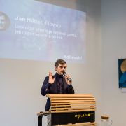 „V digitální džungli, která nám vyrostla během pár let za okny a ve které žijeme, necháváme ty děti samotné. Do lesa bychom je neposlali, ale v té digitální džungli jsou často samy.“ Jan Müller, šéfredaktor Flowee