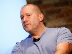 Jabku dává design Jony Ive. Ten, který neúspěšně začínal s pisoárem