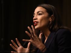Krásná mileniálka dobývá Ameriku. Přes Twitter a socialistické ideály