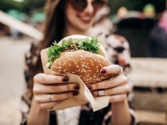 Do fast foodů přichází rostlinné burgery. Rozdíl od „pravých“ prý nepoznáme
