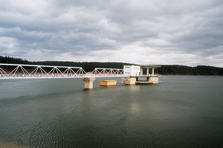 pohled z hrze na jezero