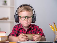Australský profesor tvrdí, že mobily ničí mozek. Proč je tedy dáváme dětem?