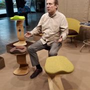 Ergonomické židle nahradily klasické sedací soupravy.