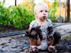 Z procházky se domů vrátil kus bláta a říká vám mami? Mějte z toho radost