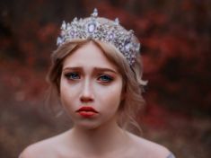 Smutek je opět trendy. Proč TikTok miluje ubrečený make-up? 