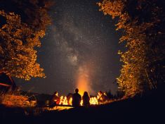 Shlukovat ne, pálit jen opatrně: Čím nás tak přitahují čarodějné ohně