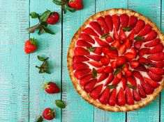 Něco dobrého na zub? Co takhle kakaový cheesecake s jahodami