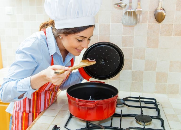 kucharka shutterstock 289254815