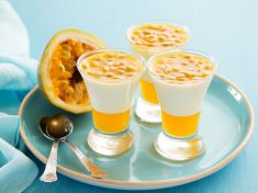 Po tomto dezertu se do vás tchyně zamiluje: Kokosová panna cotta s mangem a maracujou