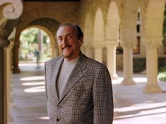 Hrdinství se lidé mohou naučit, říká přední světový psycholog Philip Zimbardo