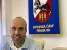 Se starostou o tom, proč v Horních Počernicích převážejí seniory autem s rouškou
