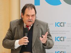 Senátor Jan Žaloudík ke Covidu-19: Nechali jsme se vtáhnout do virtuální reality