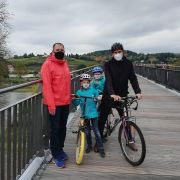 Praha 7 otevřela novou Trojskou lávku. Může po ní jezdit i záchranka