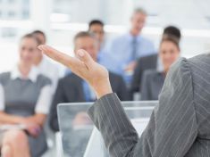 Konference Nad skleněným stropem zahajuje debatu o genderových stereotypech v Praze